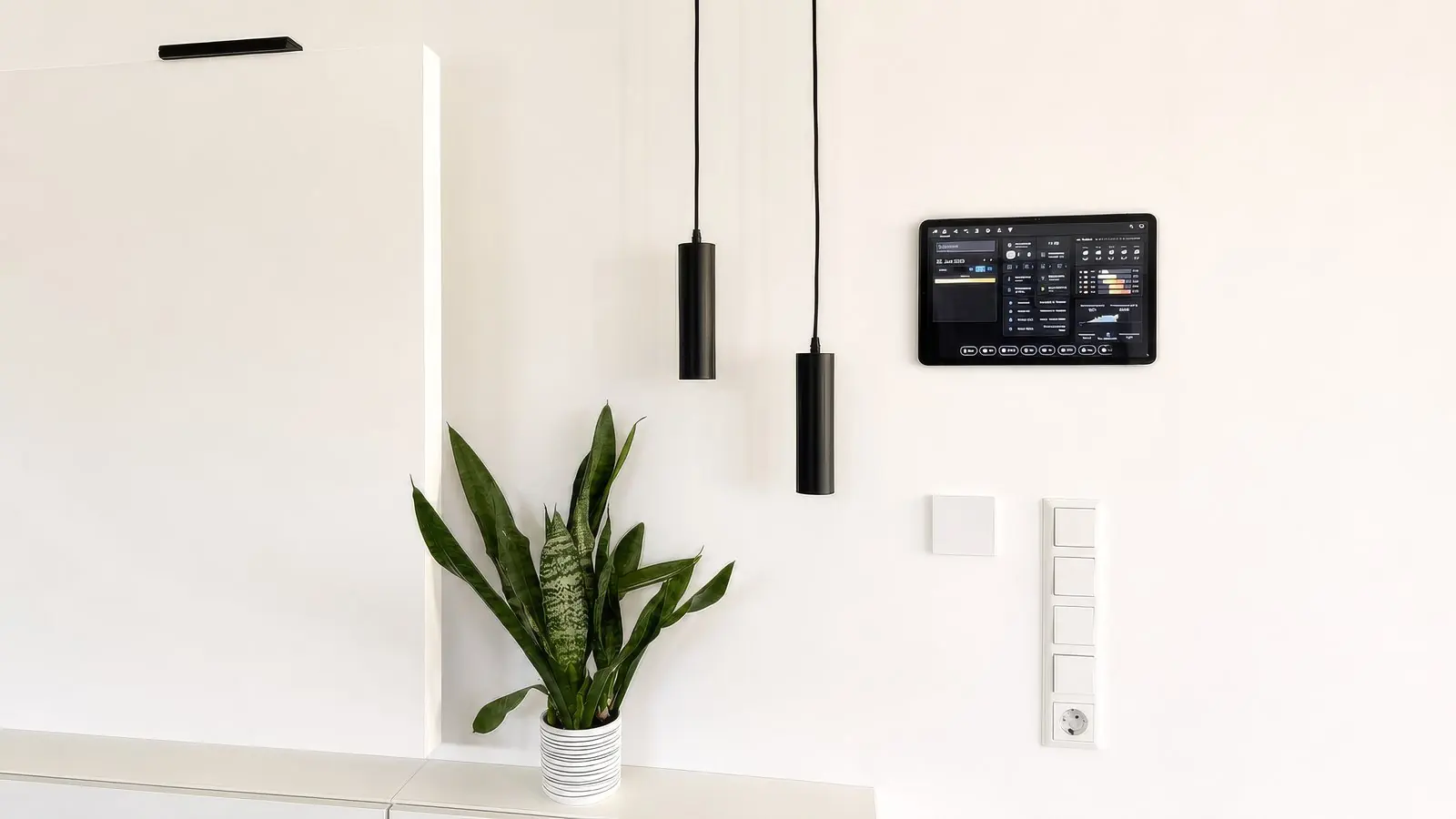 Wandmontiertes Tablet mit Smart-Home-Dashboard in einem hellen Wohnraum